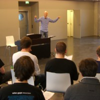 "Das Publikum muss Bock kriegen mitzumachen!" Vocal Coach Erik Sohn zu Gast im Dirigierkurs